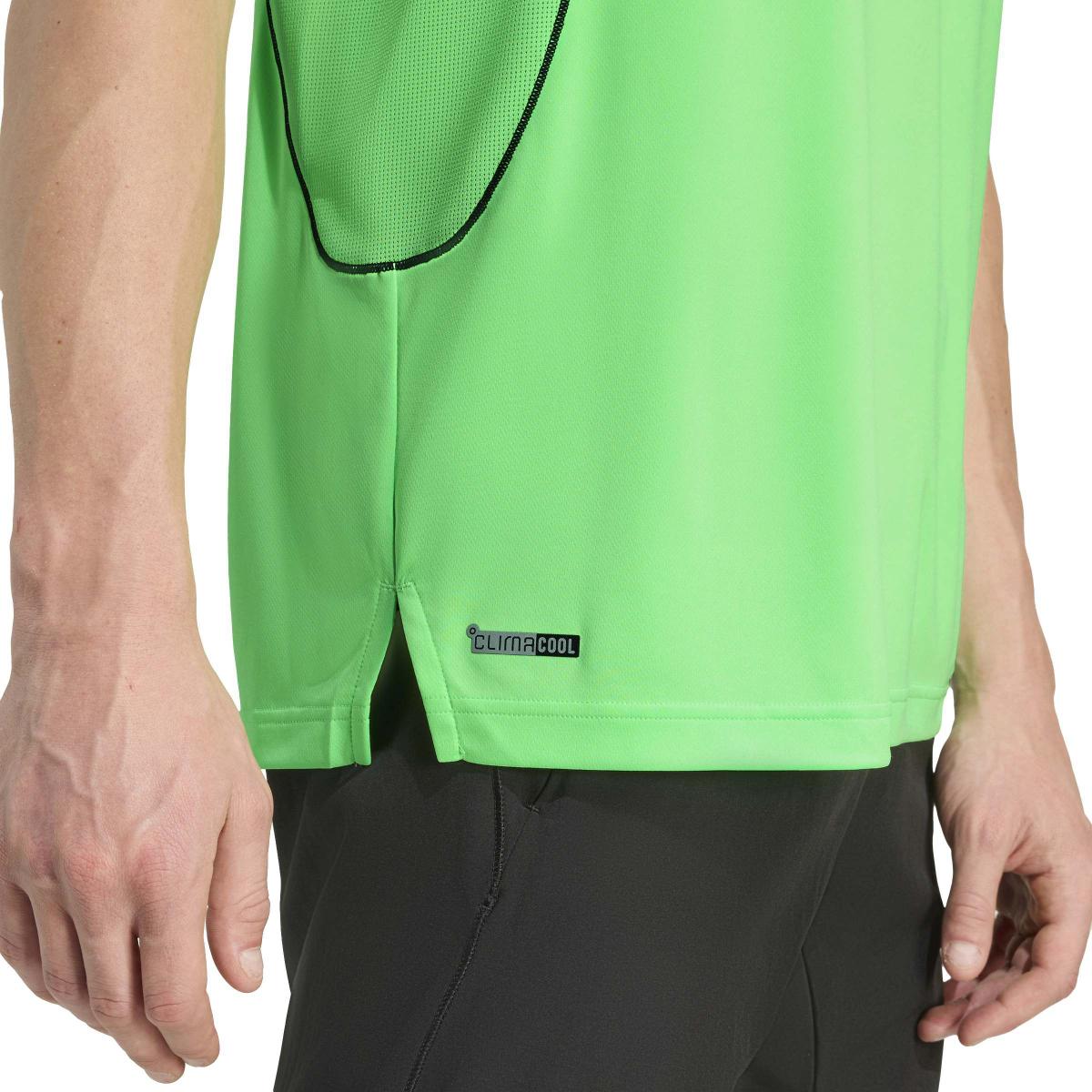 product/2/0/2025_09_adidas_kb9738_6_apparel_on_model_detail_view_2_white.jpg