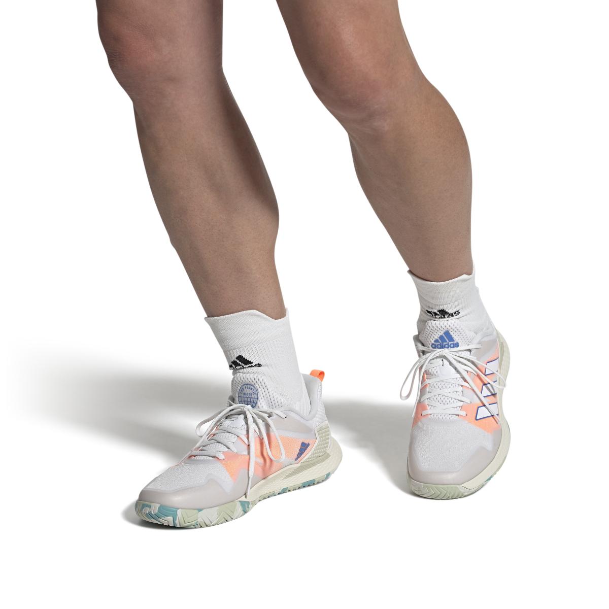 product/a/d/adidas_gv9520_11_footwear_on_model_front_view_white_000.jpg