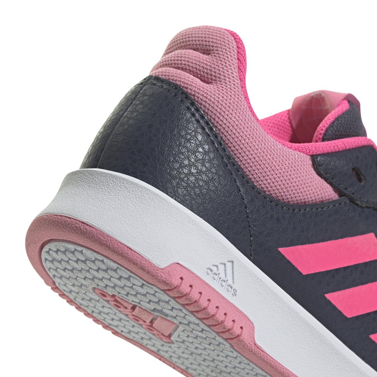 product/a/d/adidas_id2303_9_footwear_photography_detail_view_2_white-nw091625.jpg