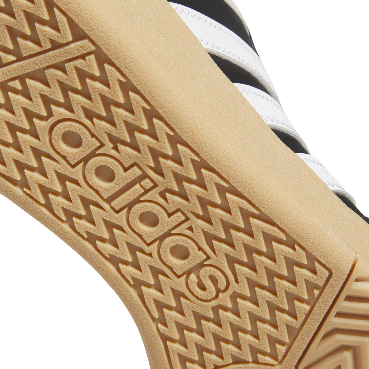 product/a/d/adidas_jq2737_9_footwear_photography_detail_view_2_white-nw091625.jpg