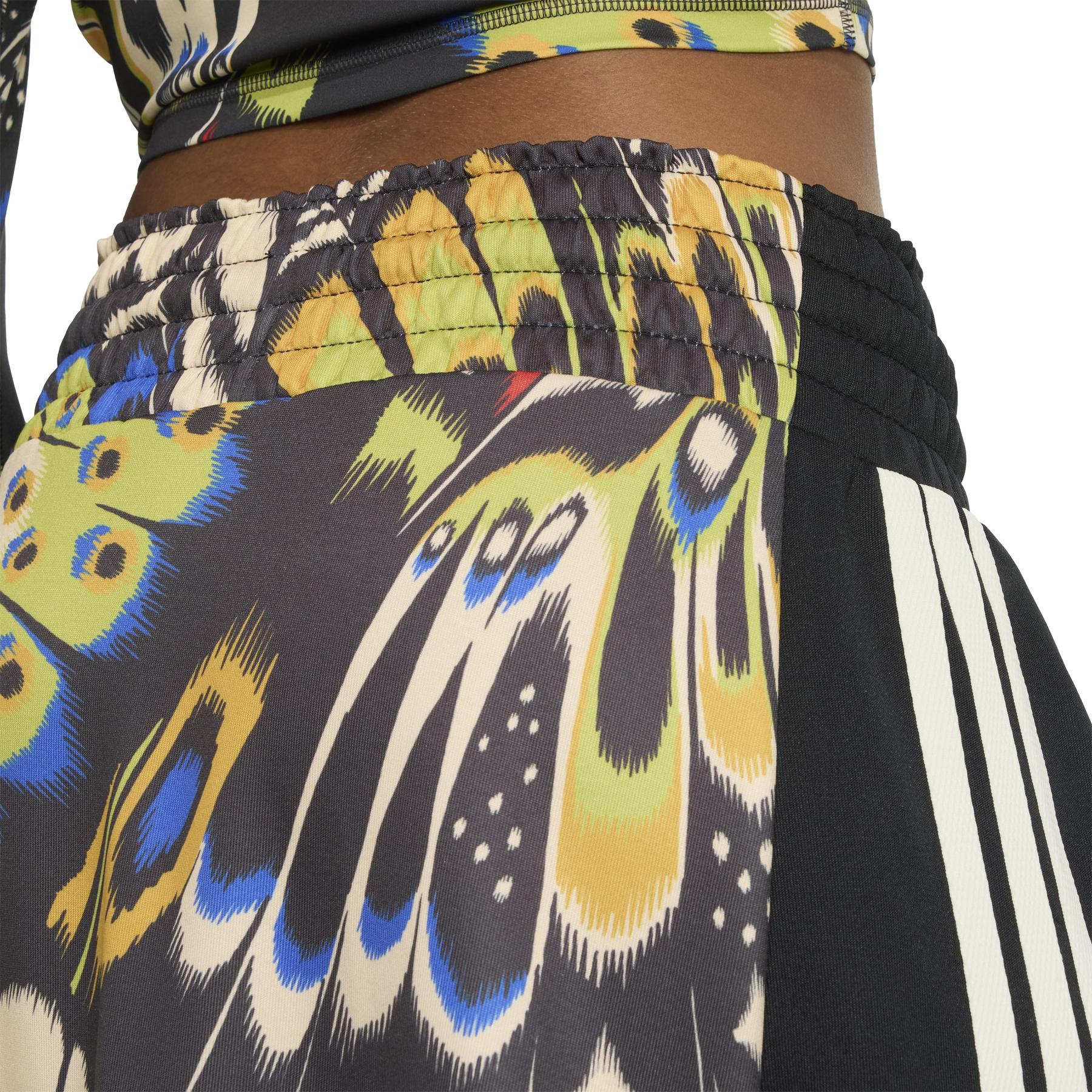 2/0/2025_adidas_jl8620_6_apparel_on_model_detail_view_2_white.jpg
