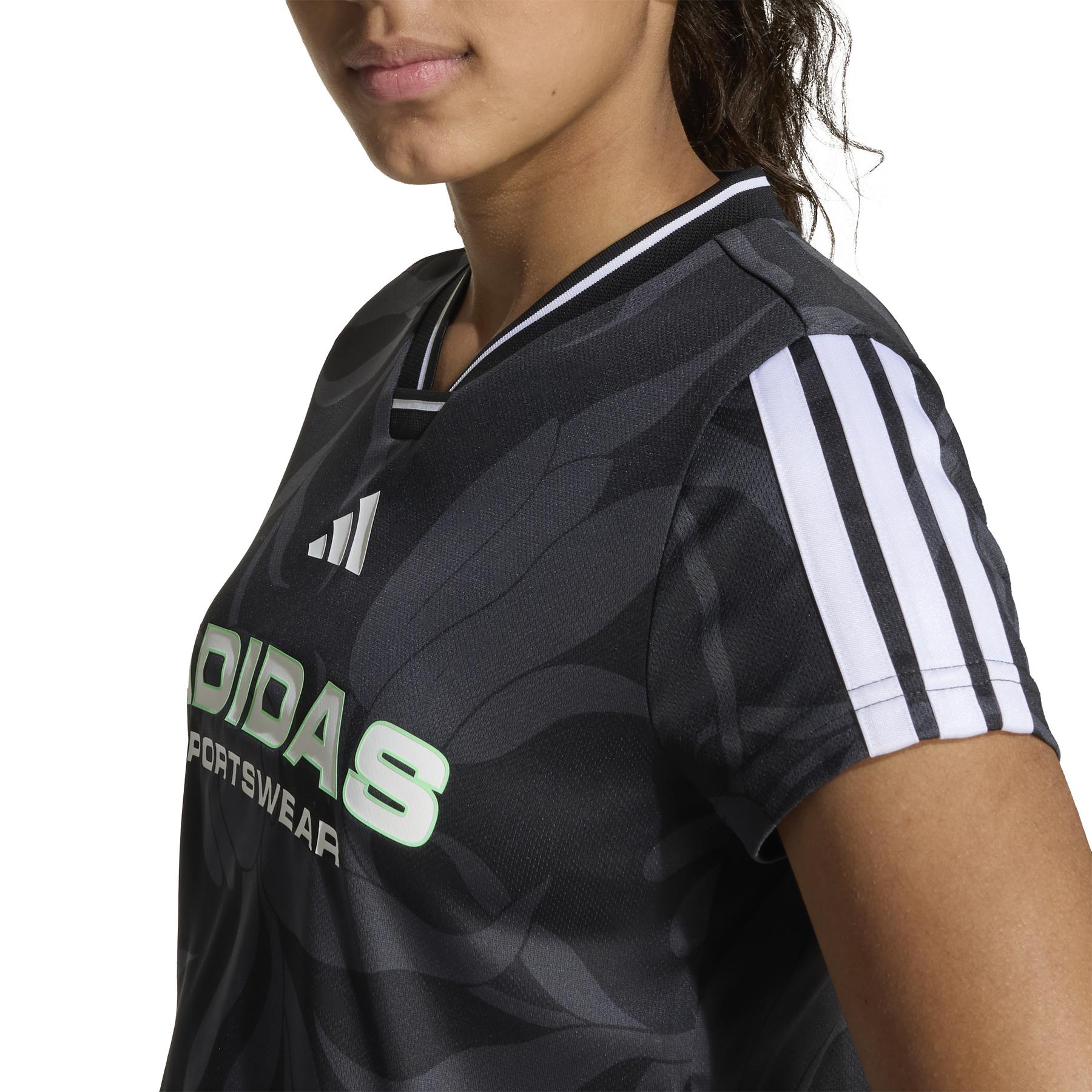 product/2/0/2025_adidas_jw7453_6_apparel_on_model_detail_view_2_white.jpg