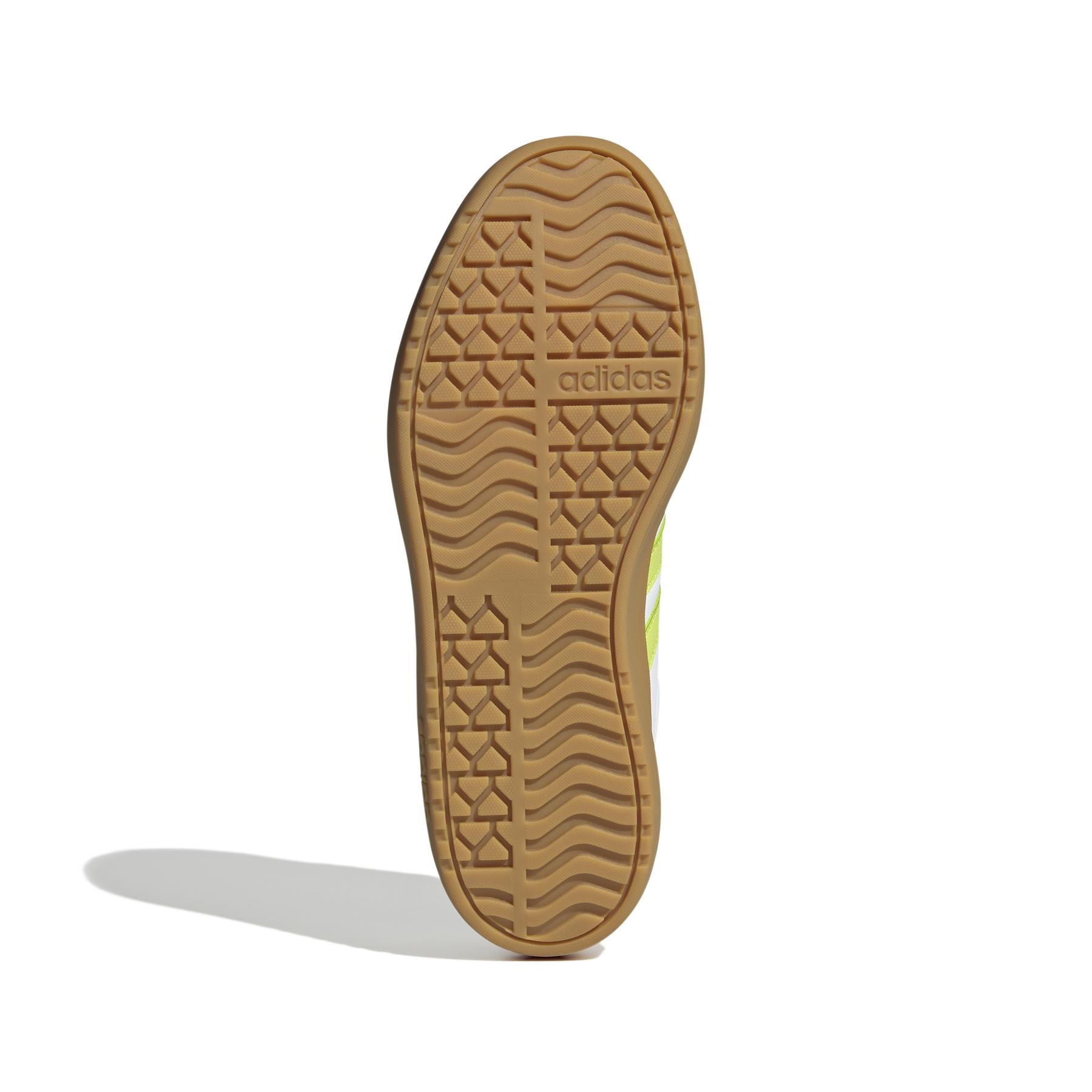 a/d/adidas-originals_jq5644_4_footwear_photography_bottom_view_white.jpg