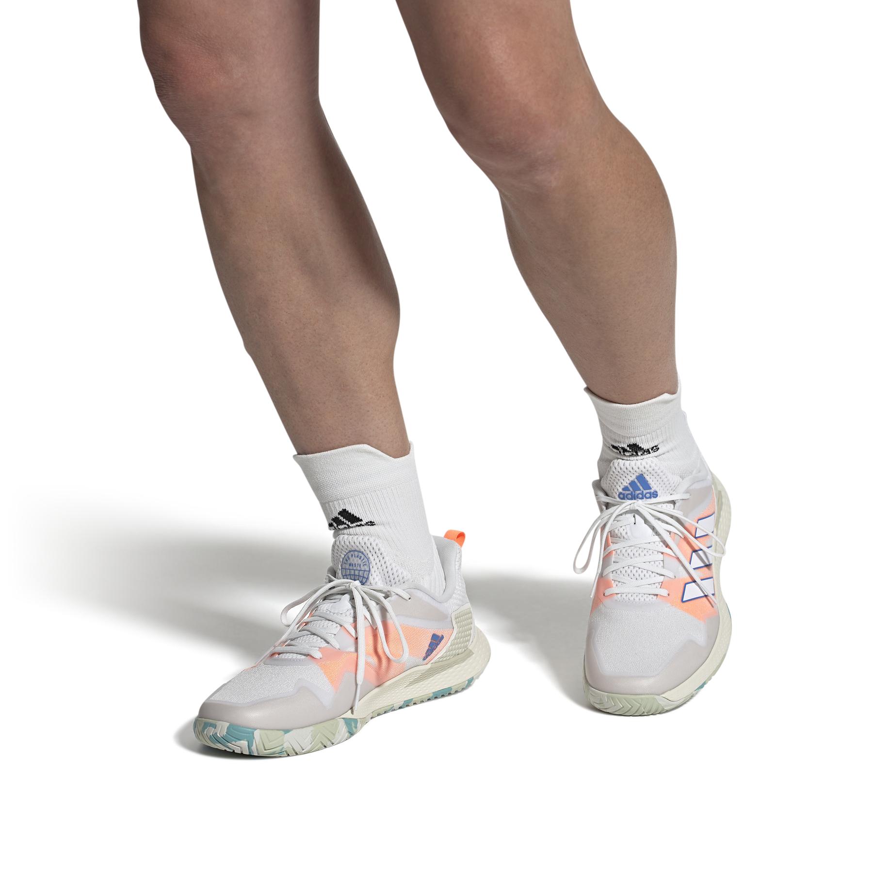 product/a/d/adidas_gv9520_11_footwear_on_model_front_view_white_000.jpg