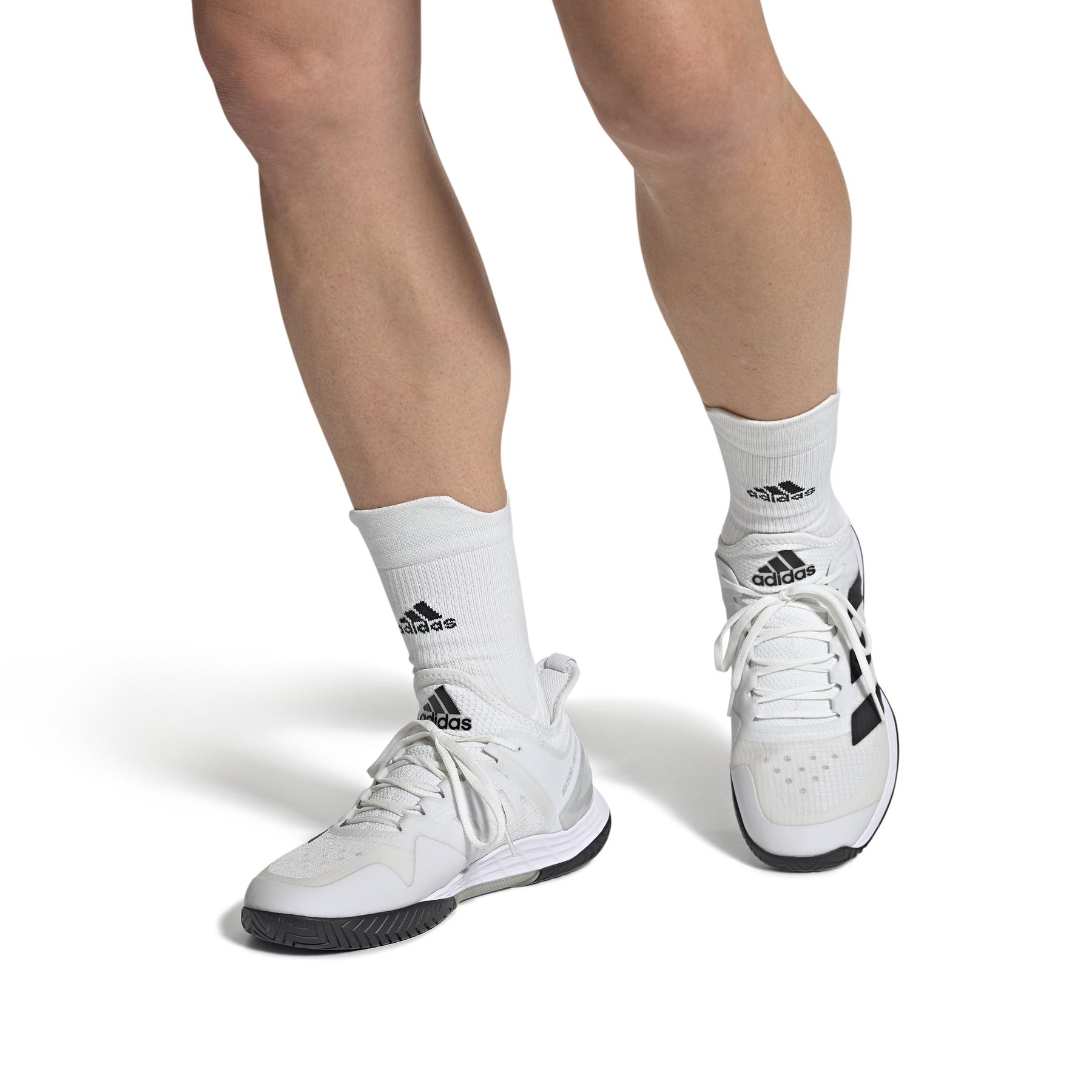 a/d/adidas_gw2512_11_footwear_on_model_front_view_white_000.jpg