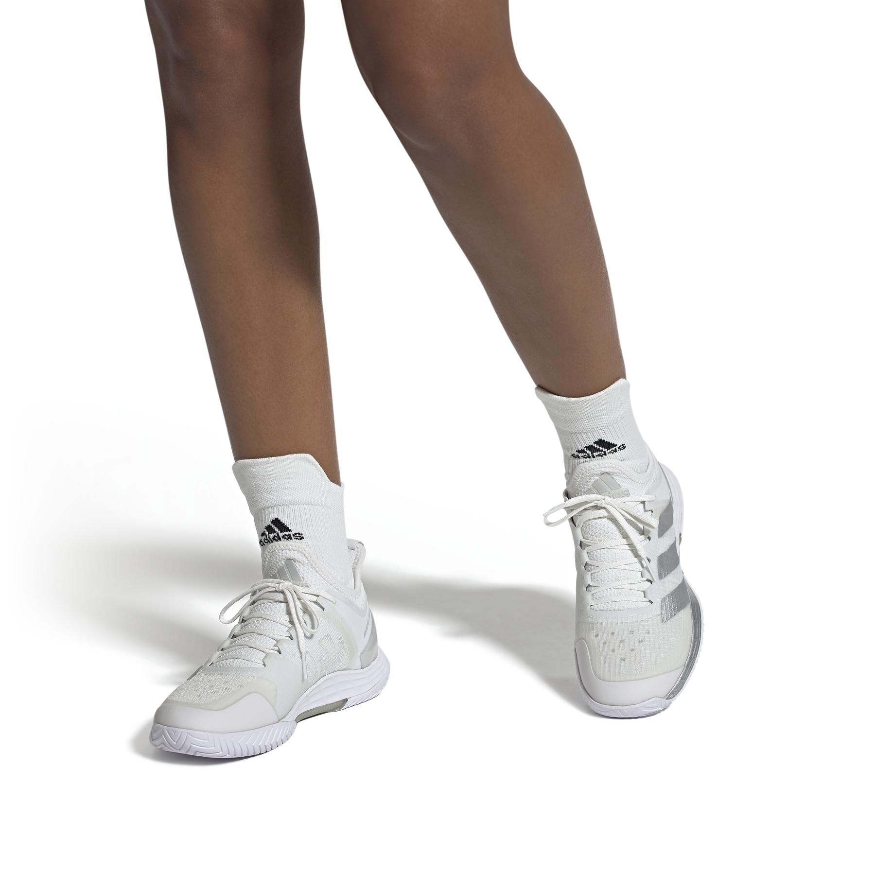 a/d/adidas_gw2513_11_footwear_on_model_front_view_white_000.jpg