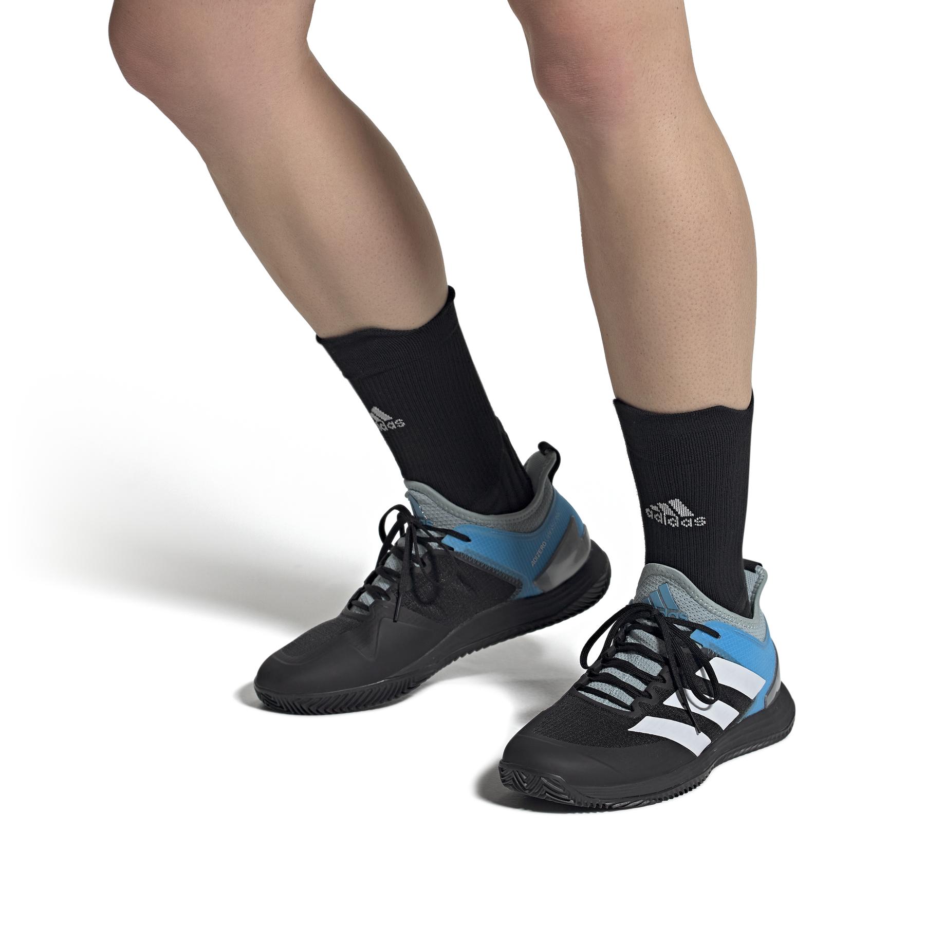 a/d/adidas_gw2516_11_footwear_on_model_front_view_white_000.jpg