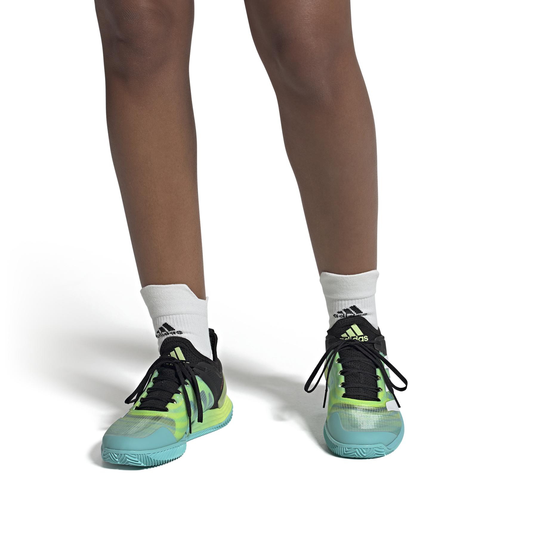 a/d/adidas_gw2517_11_footwear_on_model_front_view_white_000.jpg