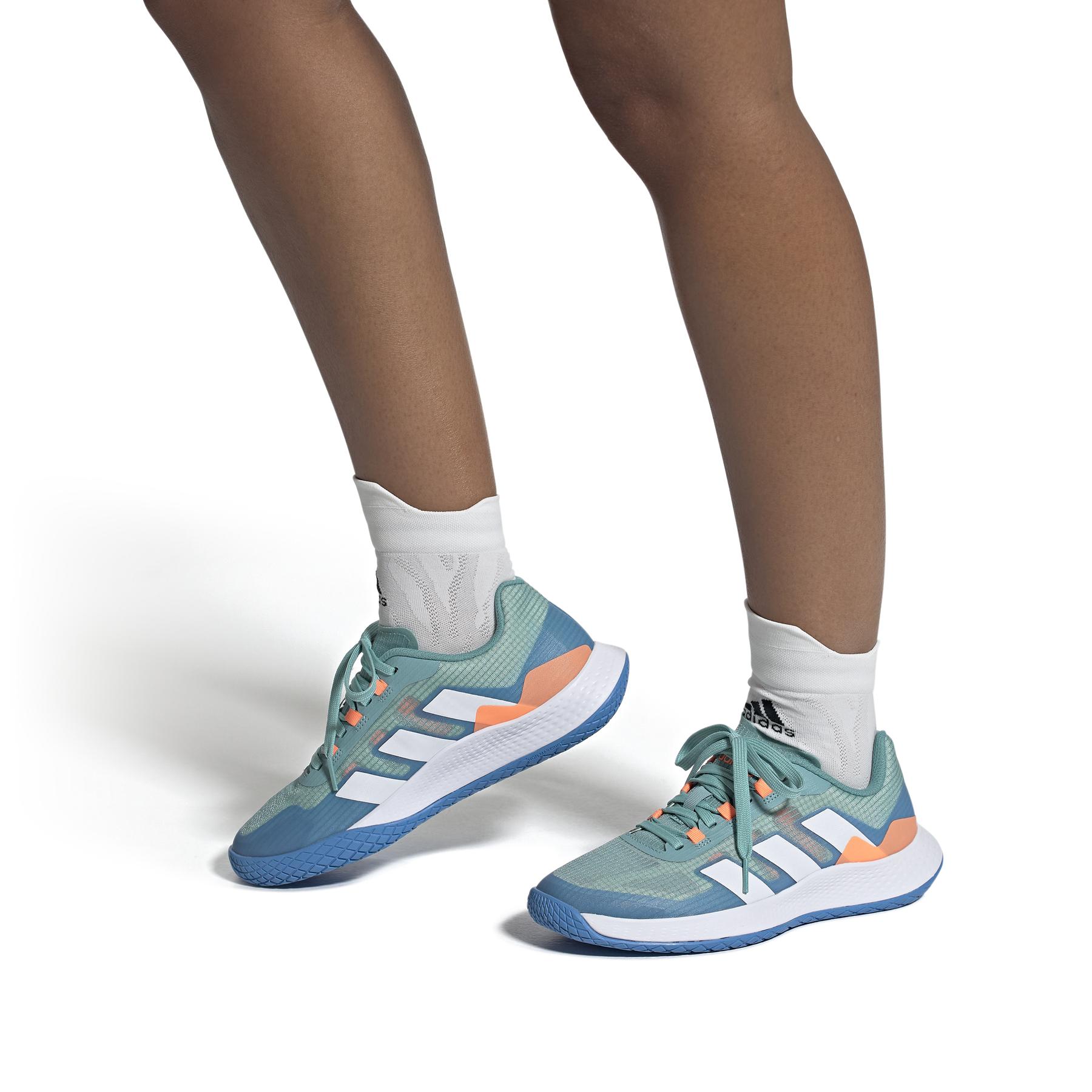 product/a/d/adidas_gx1257_11_footwear_on_model_front_view_white_000.jpg