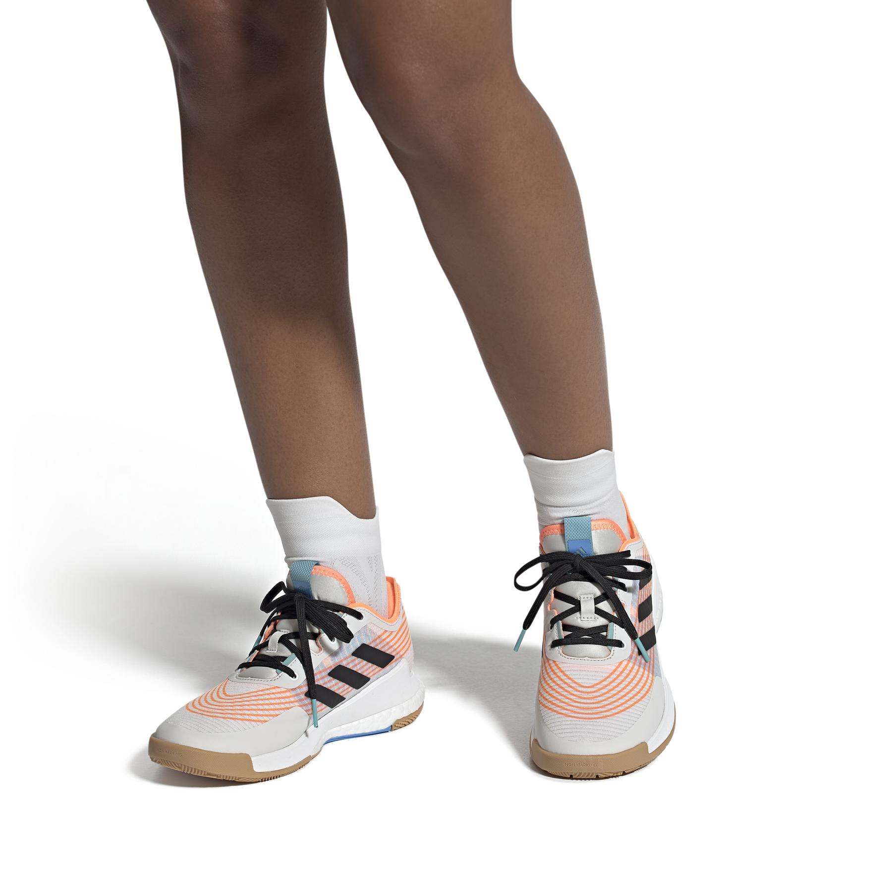 a/d/adidas_gx3741_11_footwear_on_model_front_view_white_000.jpg