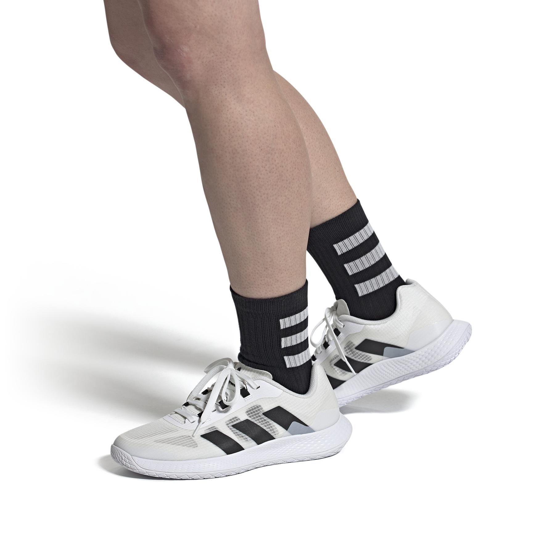 product/a/d/adidas_gy9279_11_footwear_on_model_front_view_white_000.jpg