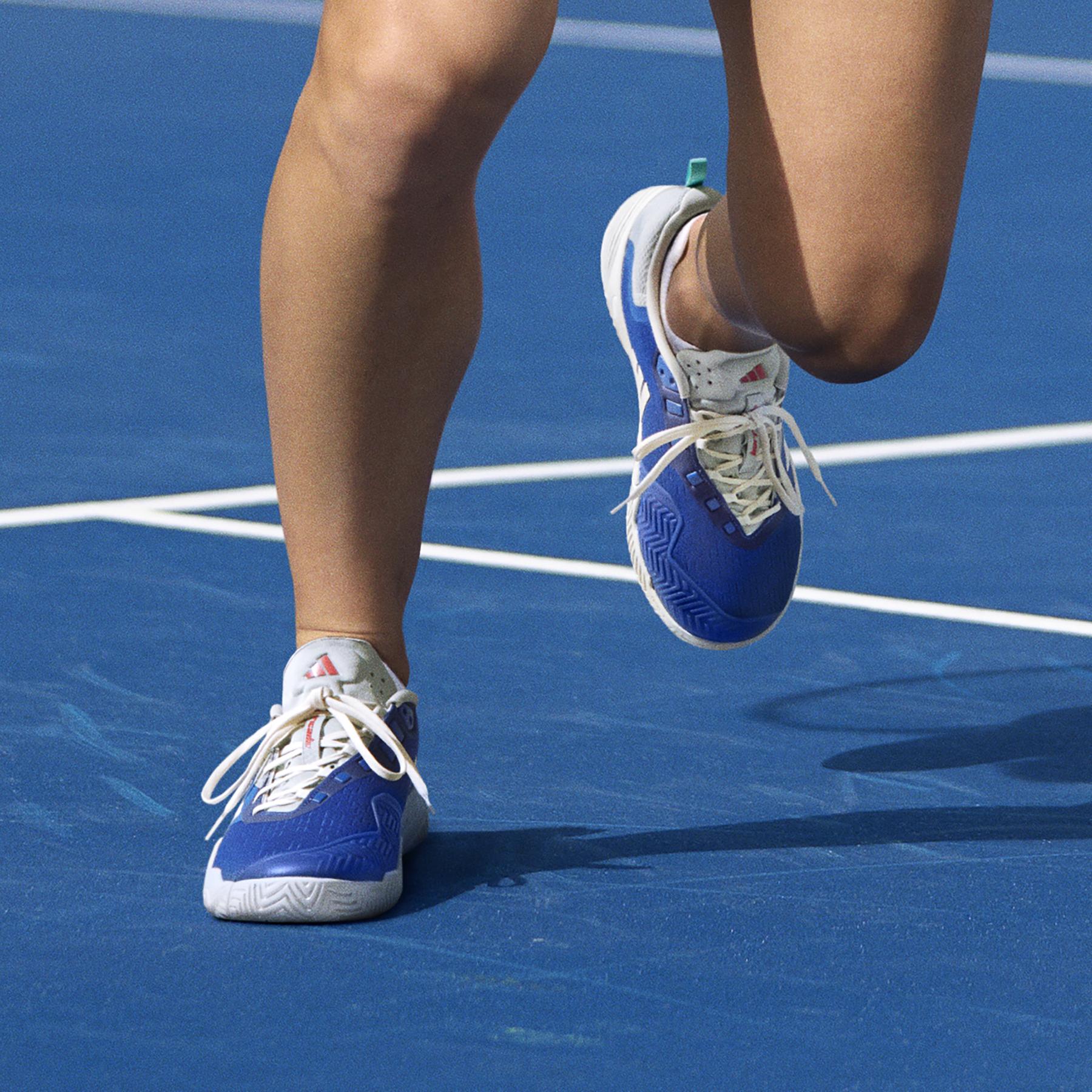 a/d/adidas_id2080_17_footwear_photography_heromrktng_view_1-nw040824x.jpg