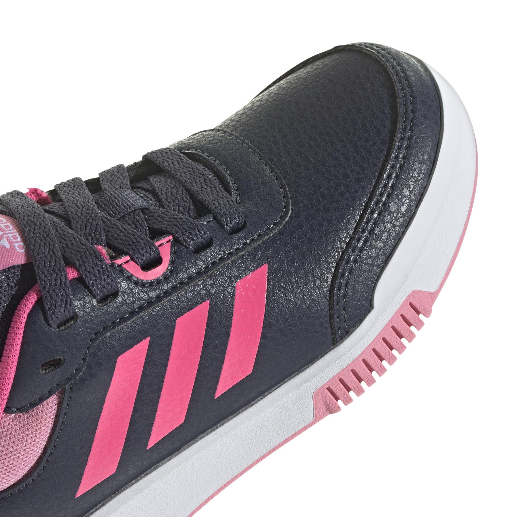 product/a/d/adidas_id2303_8_footwear_photography_detail_view_1_white-nw091625.jpg