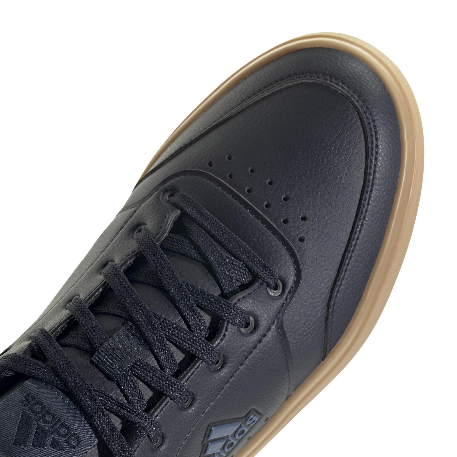 product/a/d/adidas_id5584_6_footwear_photography_detail_view_1_white-new0201.jpg