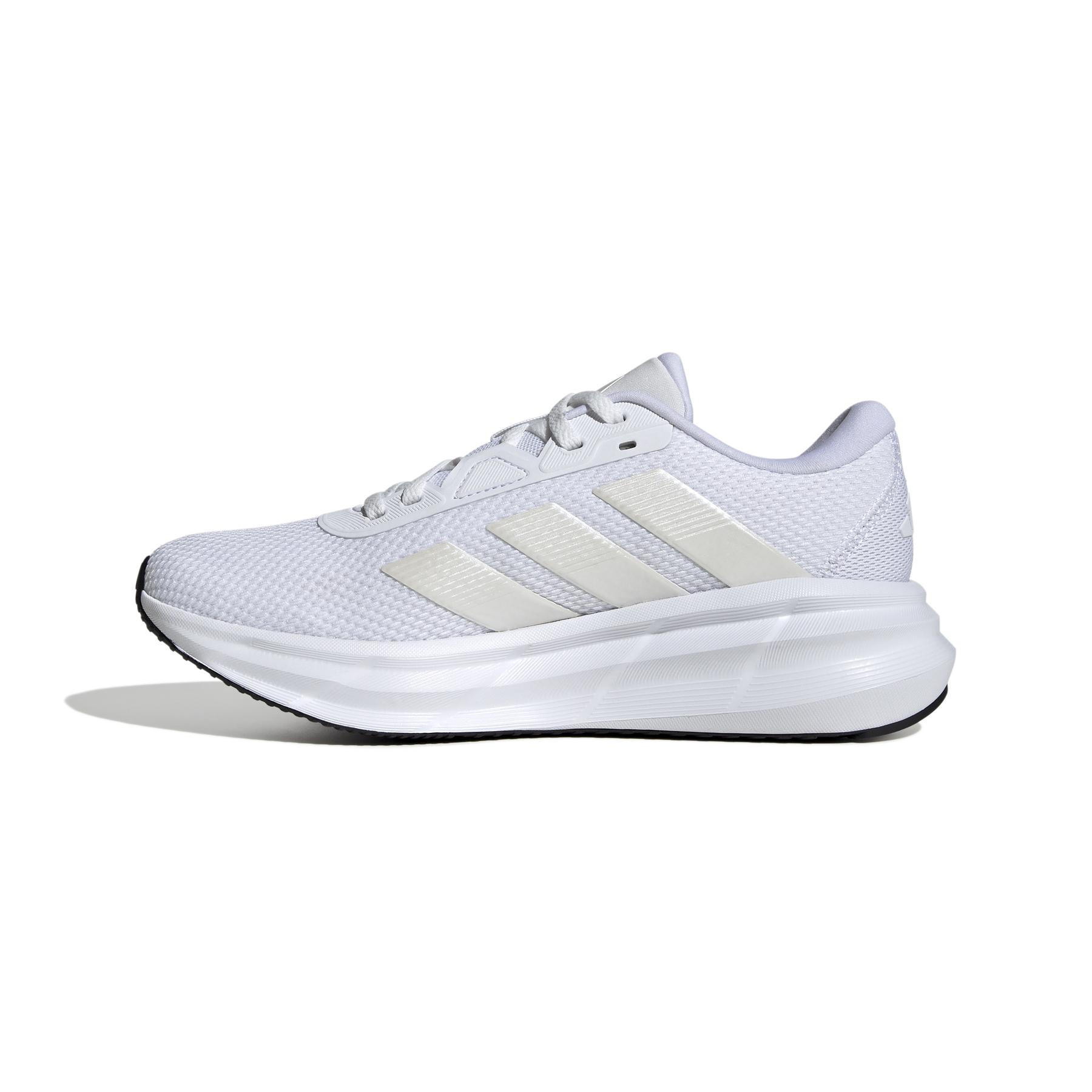 a/d/adidas_ih3662_5_footwear_photography_side_medial_center_view_white.jpg