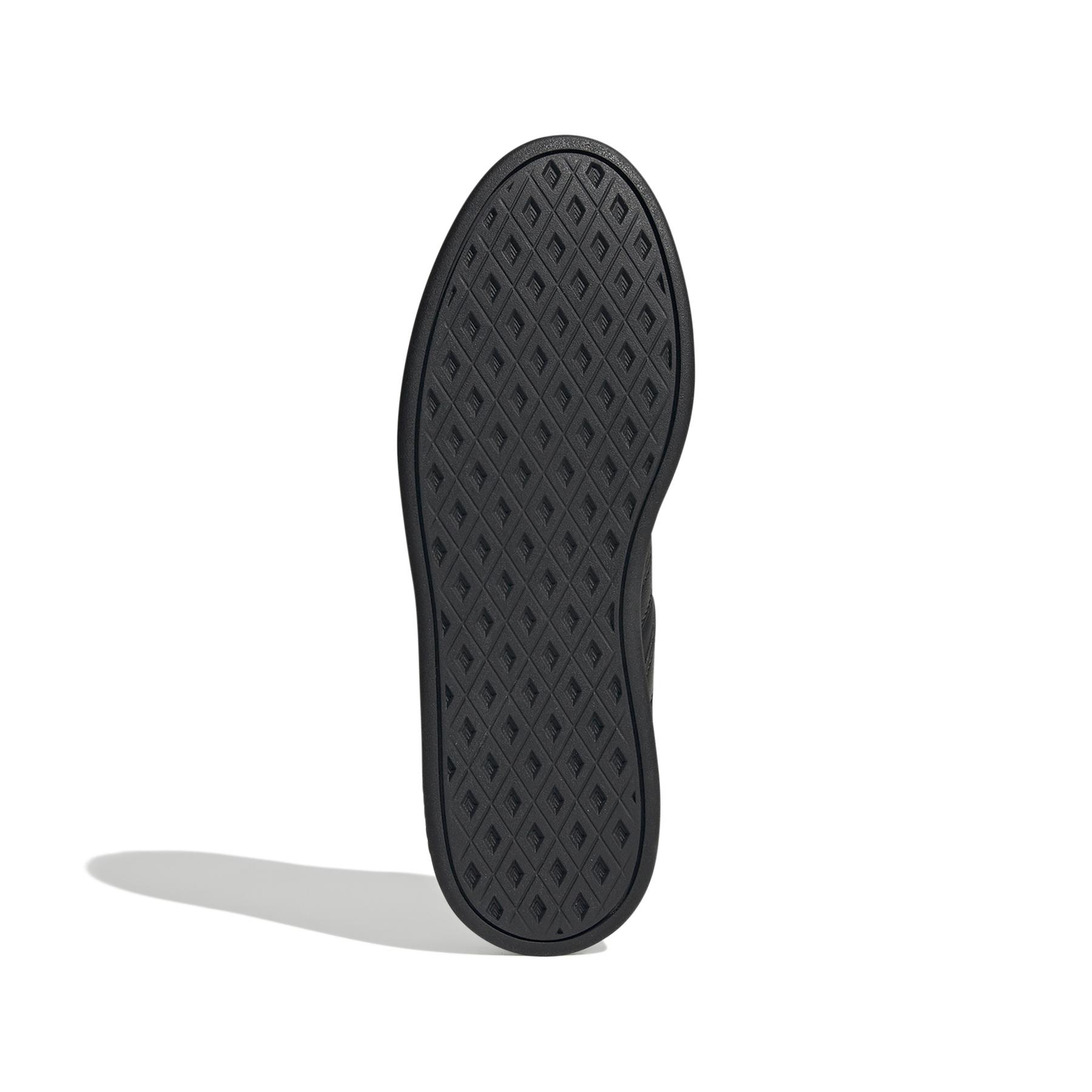 a/d/adidas_ih5422_4_footwear_photography_bottom_view_white.jpg