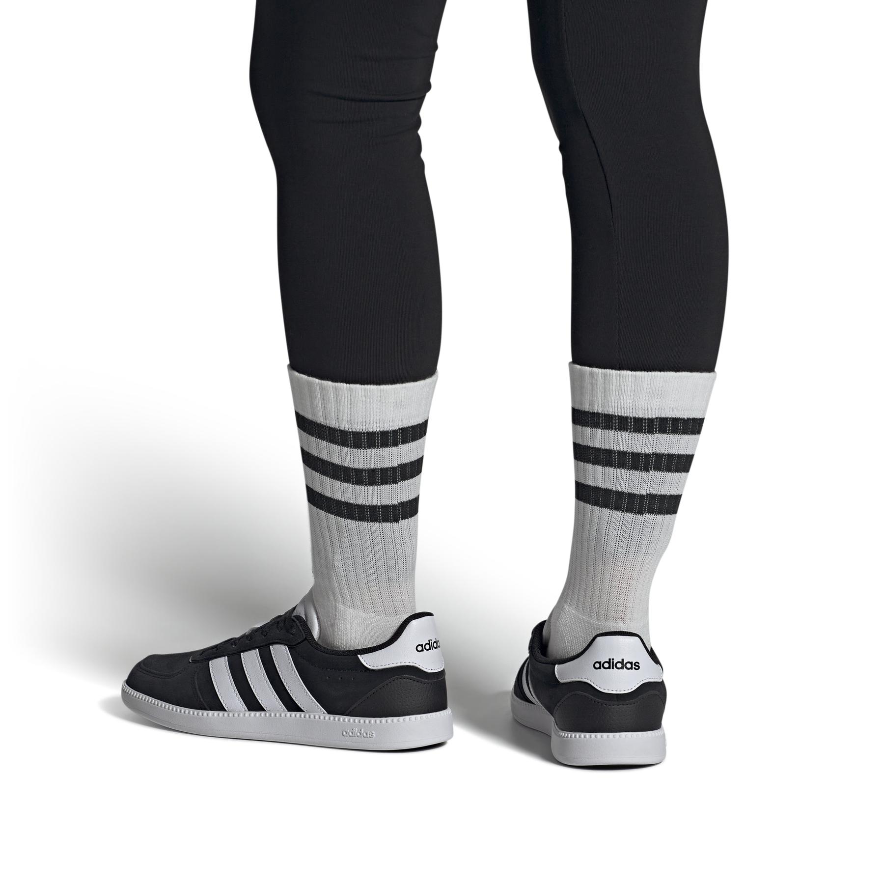 a/d/adidas_ih5466_10_footwear_on_model_front_view_whiterep2.jpg