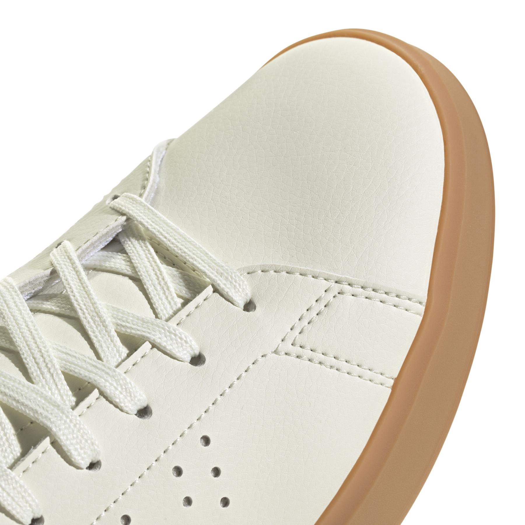 product/a/d/adidas_ji2213_9_footwear_photography_detail_view_2_white-nw091625.jpg