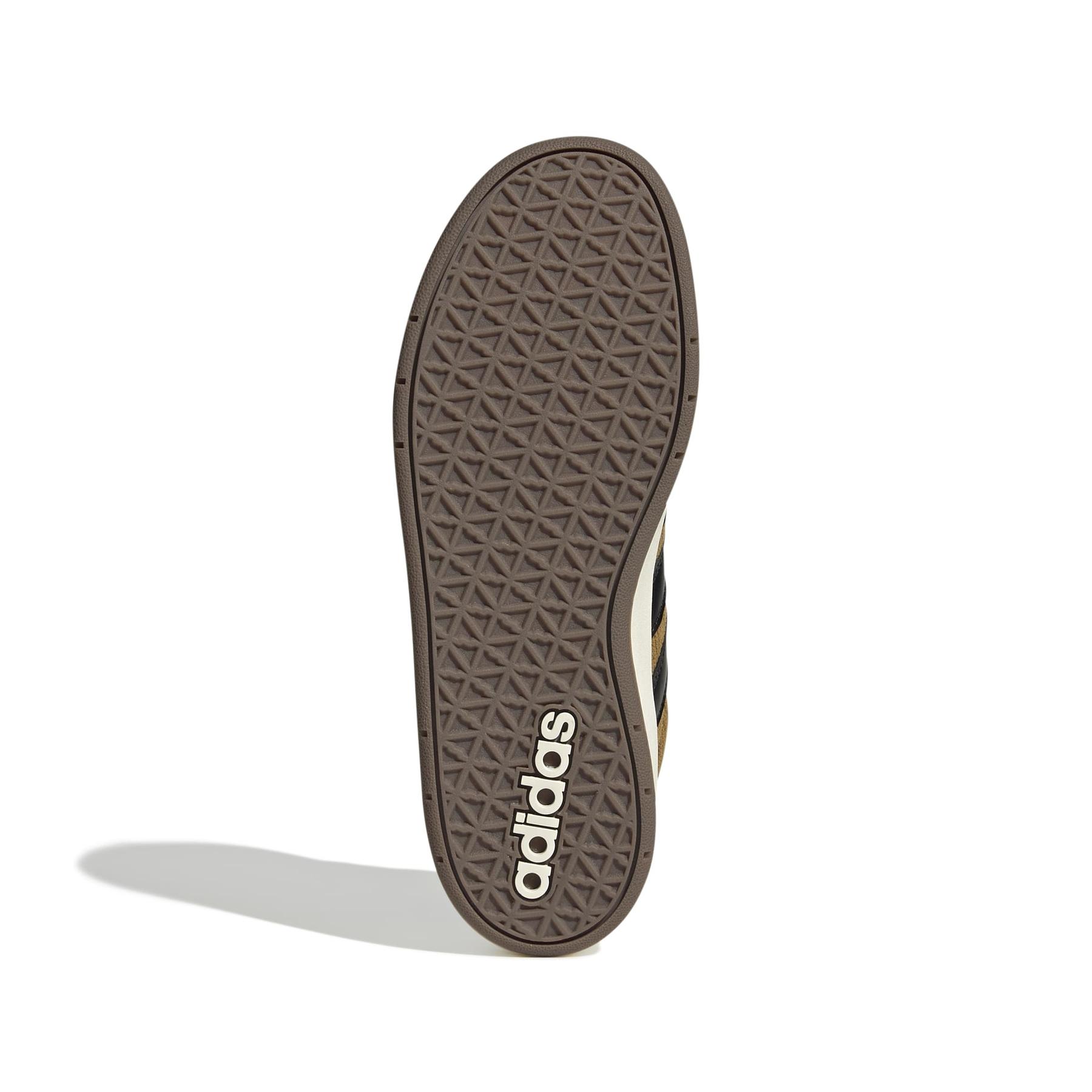 product/a/d/adidas_jq7774_4_footwear_photography_bottom_view_white.jpg