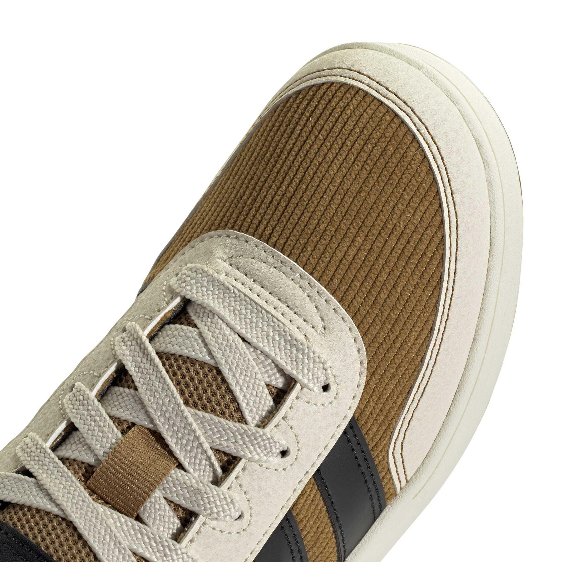 product/a/d/adidas_jq7774_9_footwear_photography_detail_view_2_white.jpg