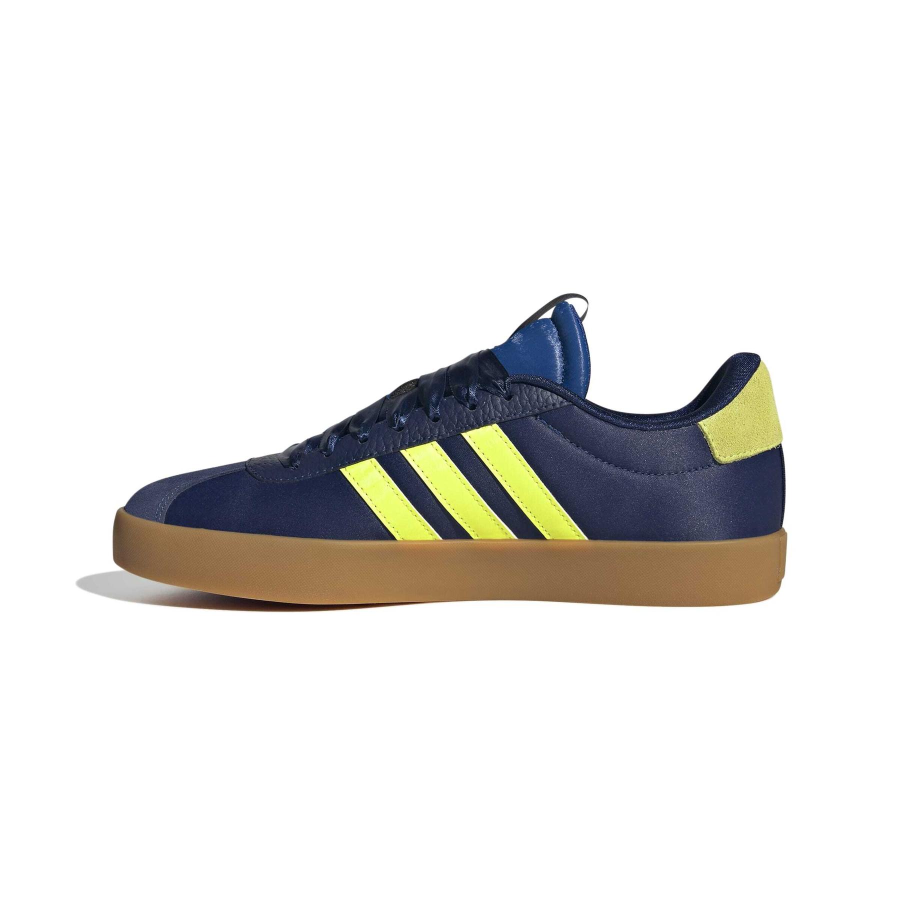 product/a/d/adidas_jr8672_5_footwear_photography_side_medial_center_view_white-nw091725.jpg