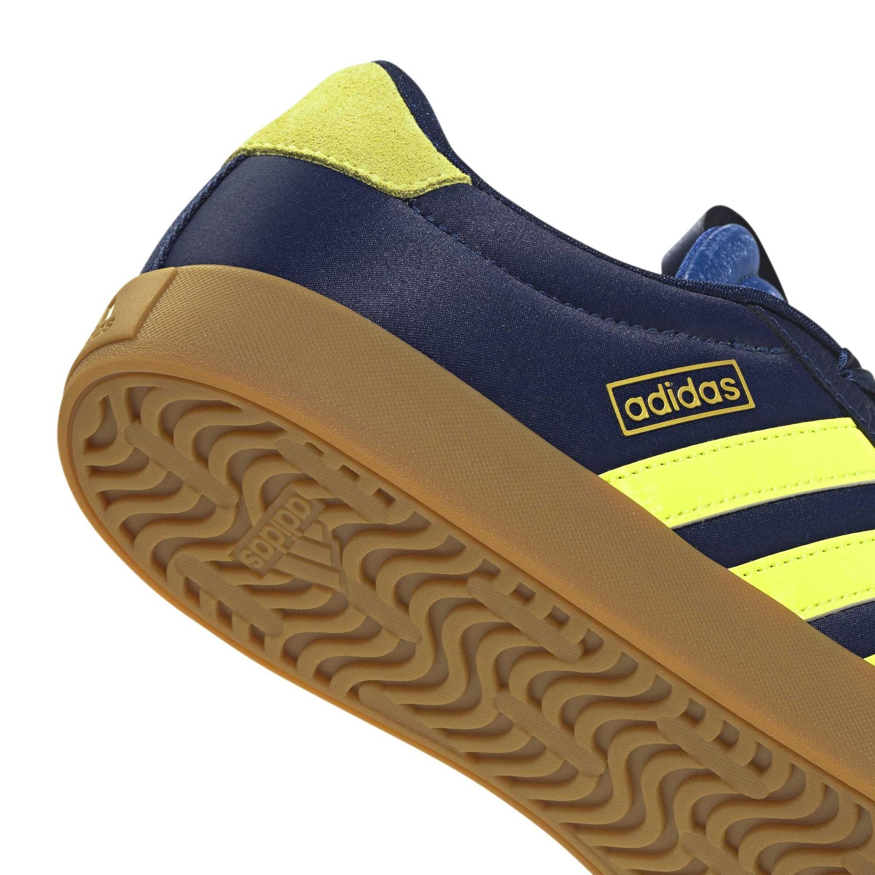 product/a/d/adidas_jr8672_8_footwear_photography_detail_view_1_white-nw091725.jpg