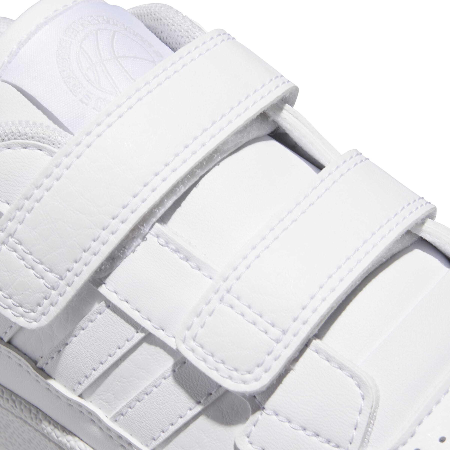 product/a/d/adidas_ki8861_8_footwear_photography_detail_view_1_white-nw091725.jpg