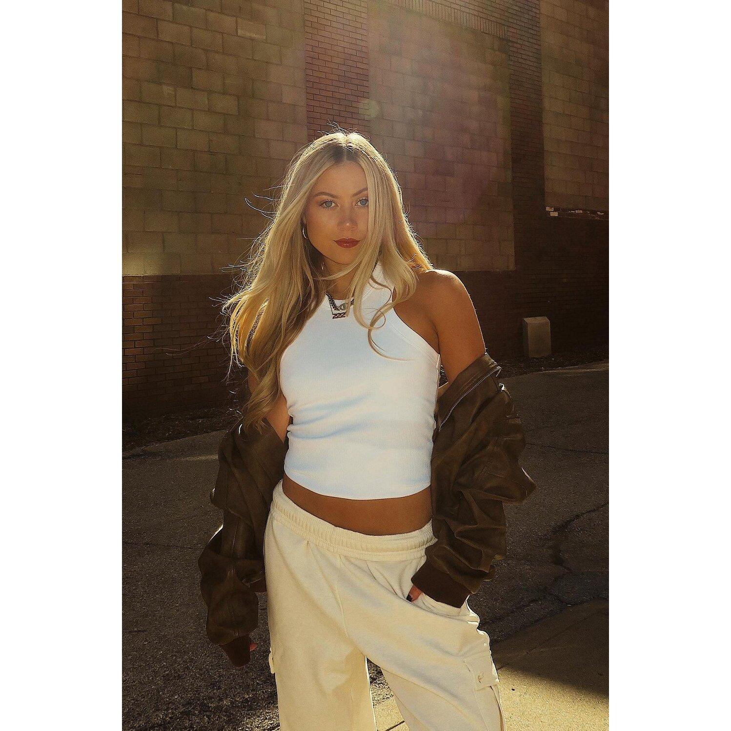 product/f/a/fabletics_tk2356180-3570_classic-white_4.jpg