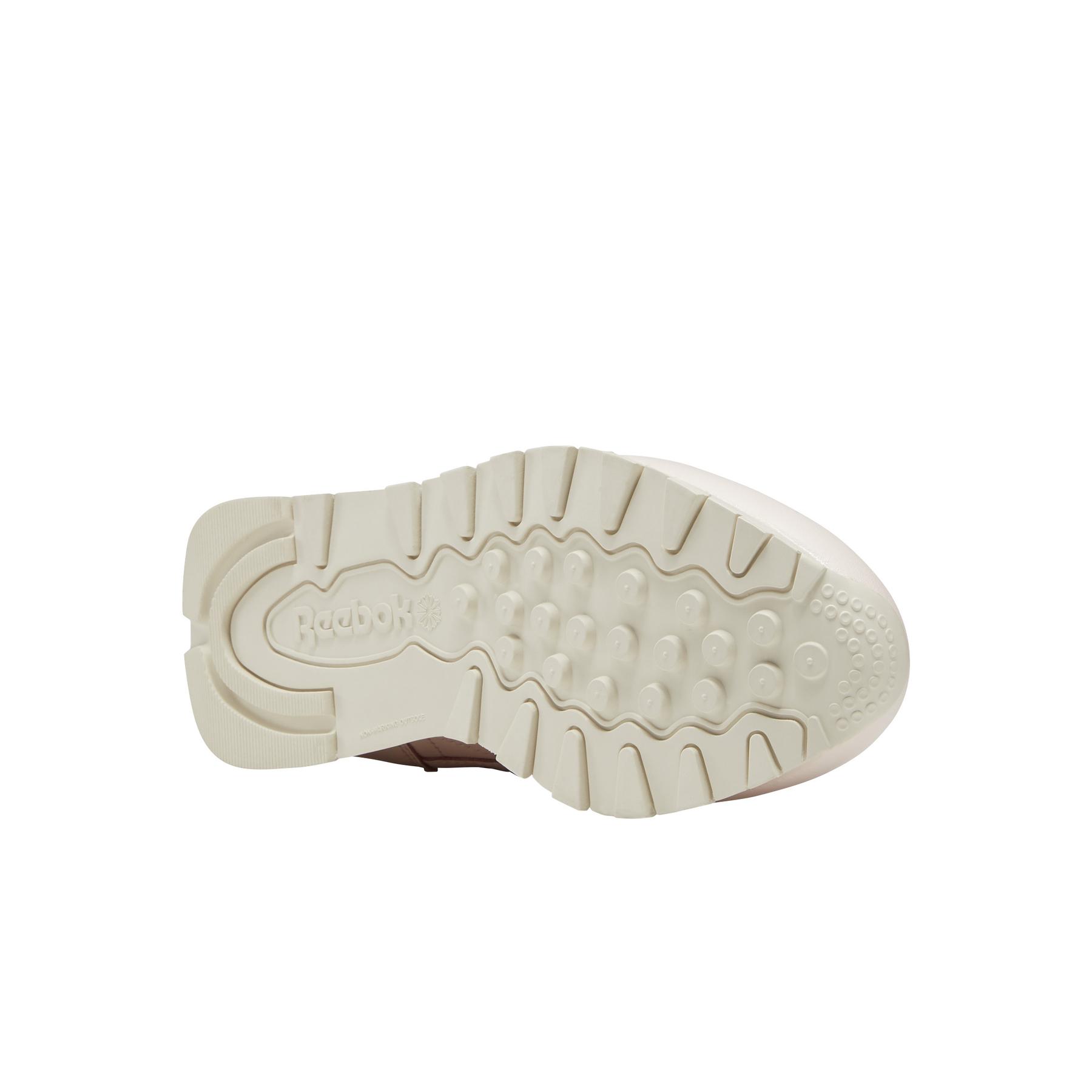 product/r/e/reebok-classics_dv8432_3_footwear_photography_bottom_view_white_000.jpg