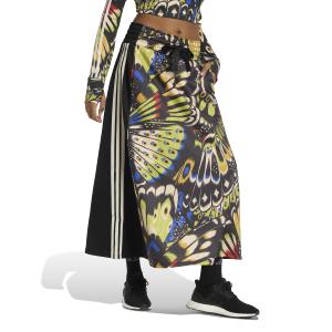 2/0/2025_adidas_jl8620_4_apparel_on_model_walking_view_white.jpg