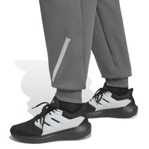 2/0/2025_adidas_jw3478_6_apparel_on_model_detail_view_1_white.jpg