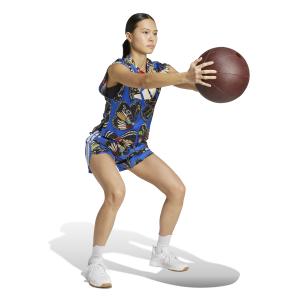 product/2/0/2025_adidas_kb5566_4_apparel_on_model_walking_view_white.jpg